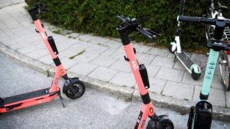 В Швеции парковку электросамокатов на тротуарах