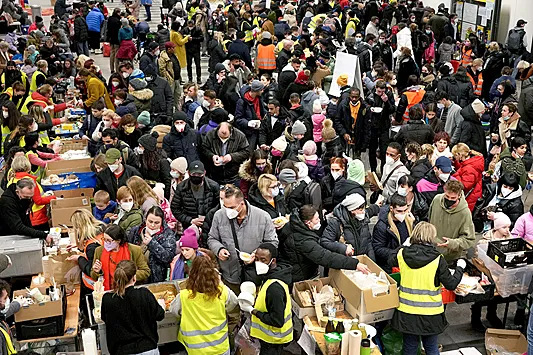 украинских беженцев с едой в Швеции