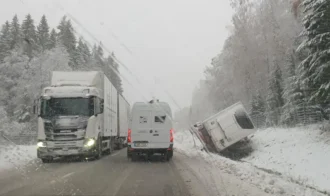 Дорожный хаос из-за снежной бури обрушился на Швецию