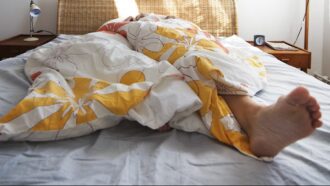 Недосыпание более опасно для женщин