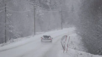 Сильный снегопад и ветер будут продолжаться на севере Швеции