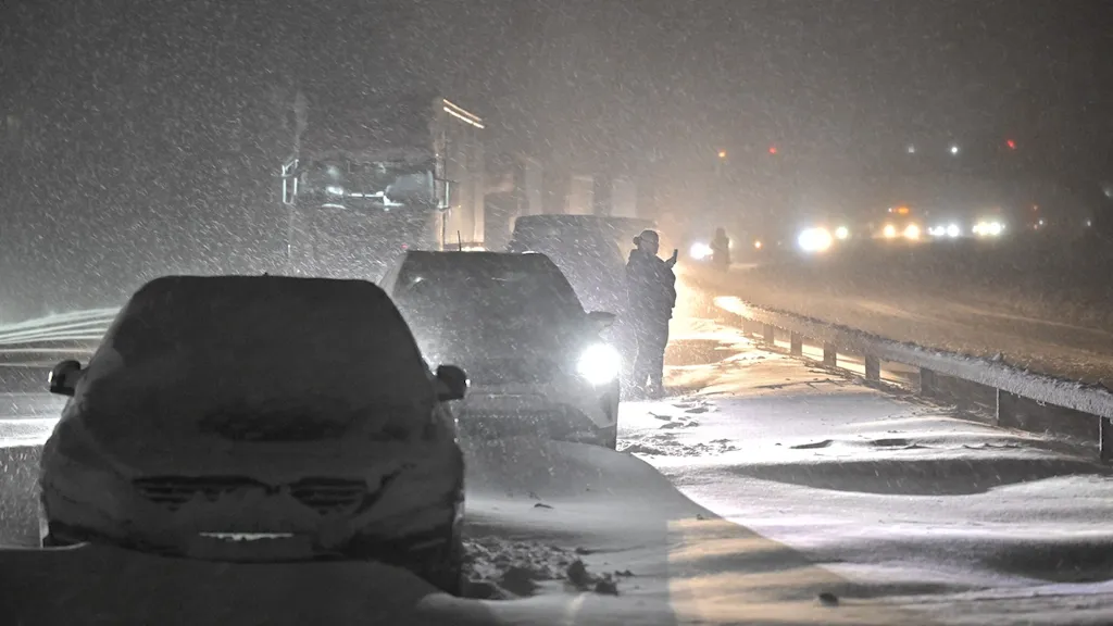 Снежный хаос удерживает водителей на E22