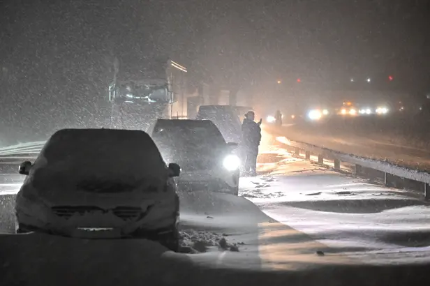 До 1000 автомобилей застряли в Швеции из-за снежной бури