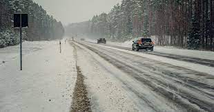 Шведское метеорологическое агентство SMHI выпустило желтые предупреждения о снегопаде в некоторых частях центральной и южной Швеции, включая Кальмар, Йенчепинг, Эстергетланд, Вестергетланд, Эребру, Вермланд, Вестманланд, Готланд и западное побережье между Хельсингборгом и Хальмстадом. В некоторых местах может выпасть до 15 сантиметров снега, что может вызвать проблемы с движением. "Если вы собираетесь сесть в машину, вам следует дважды подумать, действительно ли вам нужно выезжать именно в этот момент или вы могли бы подождать, чтобы дороги были расчищены и подготовлены", - сказала метеоролог SMHI Тереза Фаугман шведскому информационному агентству TT.