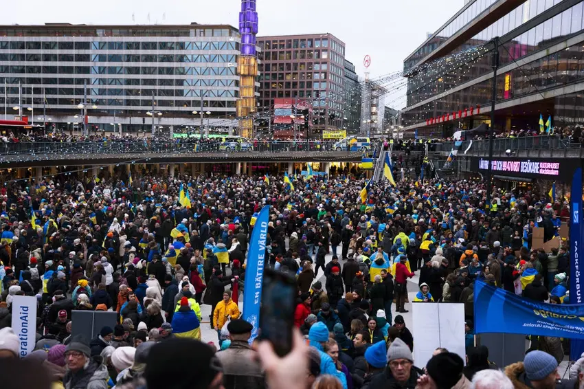 Тысячи жителей Стокгольма вышли на марш в поддержку Украины