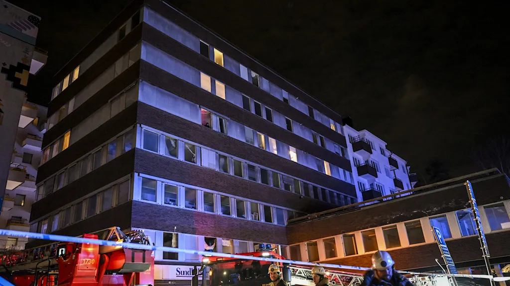 18 человек доставлены в больницу после пожара в многоквартирном доме к северу от Стокгольма