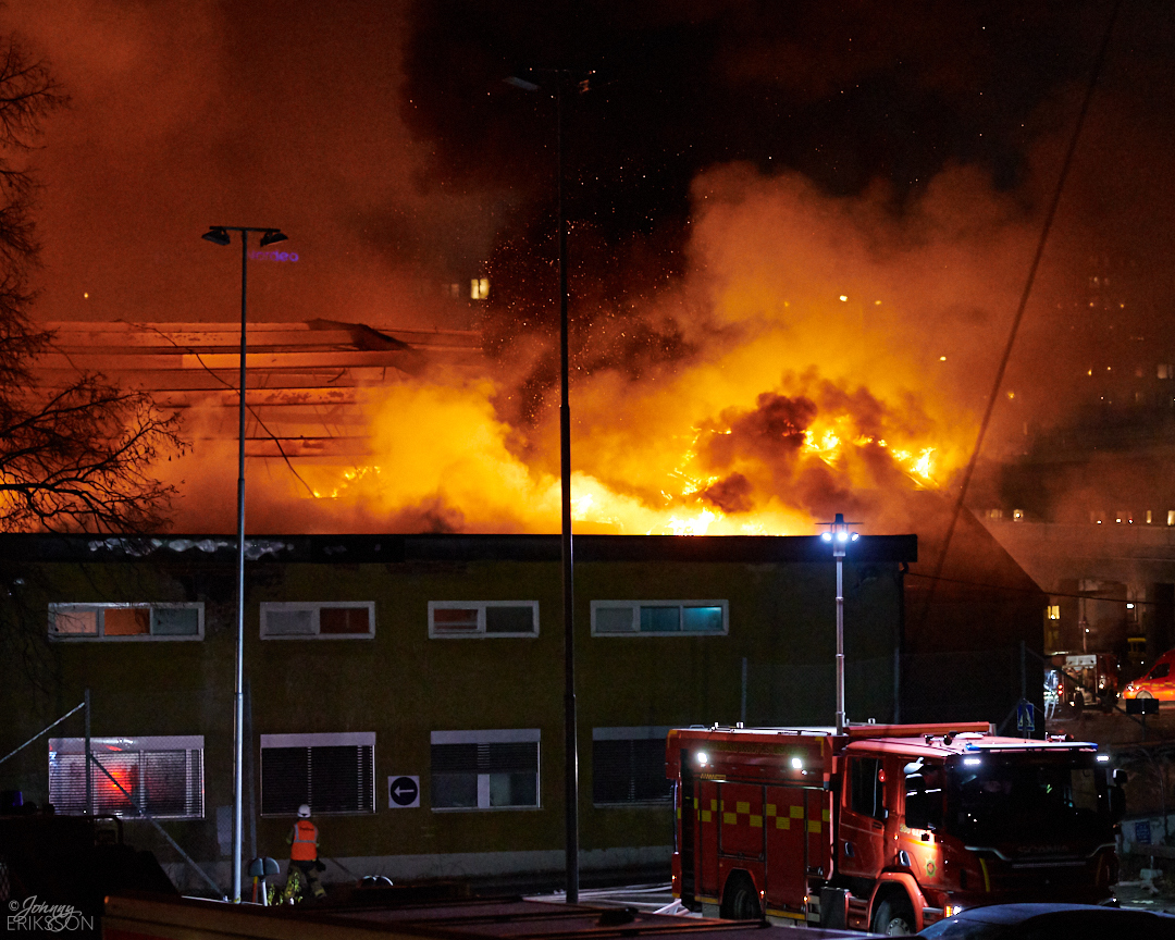 Восемнадцать человек пострадали в результате пожара к северу от Стокгольма