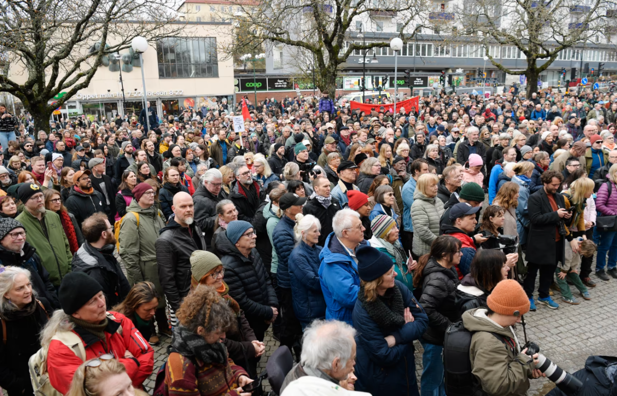 2000 человек протестуют против нападения на антифашистский митинг