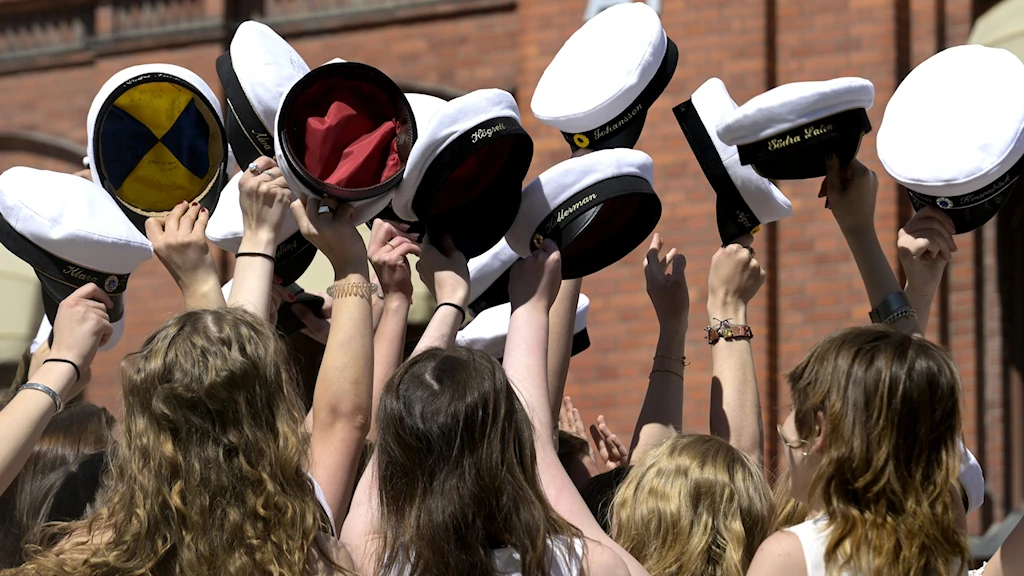 Тысячи студентов тратят не менее 7000 шведских крон на выпускной в старших классах средней школы