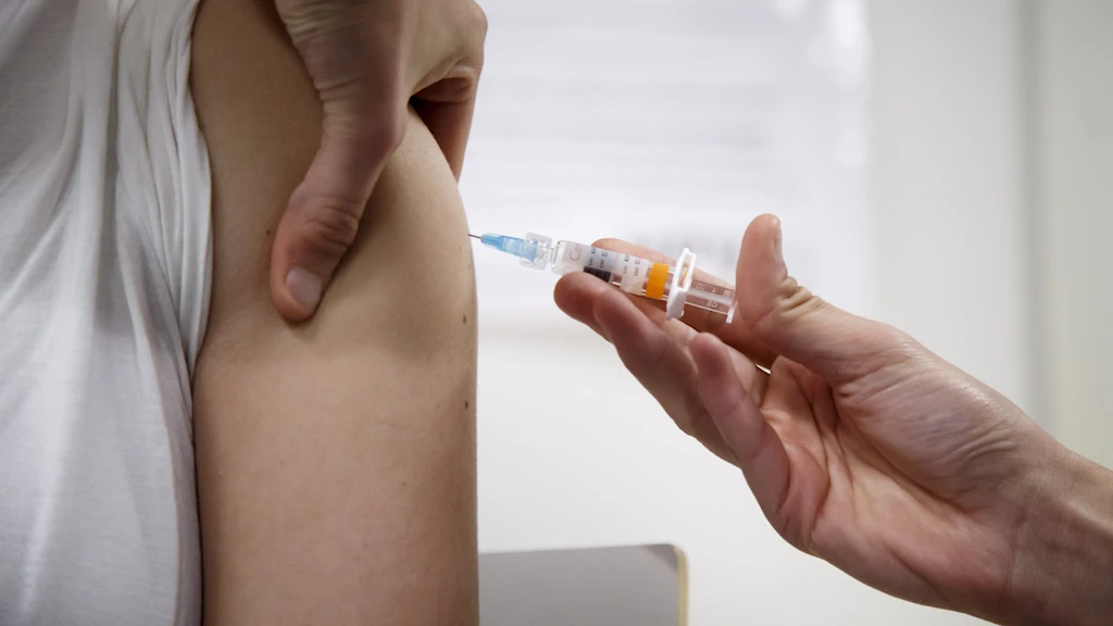 «Люди будут продолжать болеть раком»: призыв к предоставлению бесплатных вакцин против ВПЧ молодым мужчинам в Швеции