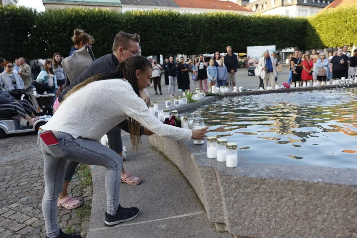 Память при свечах в память о девушке, убитой в Ландскруне