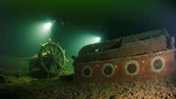 У берегов Швеции нашли затонувшее судно с шампанским и газировкой