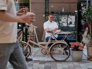 больше интересуются биткоином и другими криптовалютами