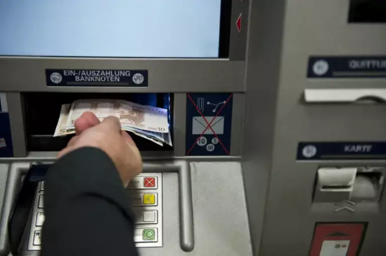 рекомендуют хранить дома от 70 до 100 евро