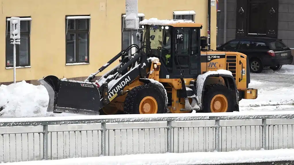 участвовать в уборке снега