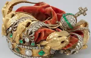 Украденная корона Лувра деформировалась, но ее можно спасти корона Лувра