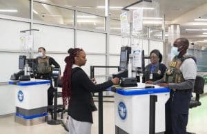 Десятки украинцев, депортированных Службой иммиграции и натурализации США, оказываются на передовой в Украине прибытии в Украину