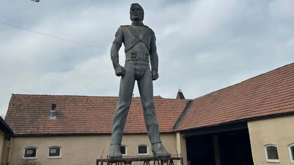статуя Майкла Джексона