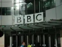 BBC сокращает 2 000 рабочих мест BBC сокращает 2 000 рабочих мест Опубликовано 41 минуту назад · 0:28 мин Сообщается, что общественная телерадиокомпания BBC планирует сократить 2 000 рабочих мест, согласно британским СМИ. Это крупнейшие сокращения почти за 15 лет, сообщают ITV News и новостное агентство The Press Association. Эта информация, которая, по данным источников, была представлена сотрудникам в среду, пока не подтверждена самой BBC.