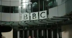 BBC сокращает 2 000 рабочих мест BBC сокращает 2 000 рабочих мест Опубликовано 41 минуту назад · 0:28 мин Сообщается, что общественная телерадиокомпания BBC планирует сократить 2 000 рабочих мест, согласно британским СМИ. Это крупнейшие сокращения почти за 15 лет, сообщают ITV News и новостное агентство The Press Association. Эта информация, которая, по данным источников, была представлена сотрудникам в среду, пока не подтверждена самой BBC.