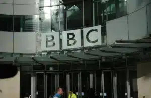 BBC сокращает 2 000 рабочих мест BBC сокращает 2 000 рабочих мест Опубликовано 41 минуту назад · 0:28 мин Сообщается, что общественная телерадиокомпания BBC планирует сократить 2 000 рабочих мест, согласно британским СМИ. Это крупнейшие сокращения почти за 15 лет, сообщают ITV News и новостное агентство The Press Association. Эта информация, которая, по данным источников, была представлена сотрудникам в среду, пока не подтверждена самой BBC.