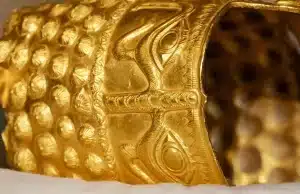 После драматической кражи — древний золотой шлем найден древний золотой шлем