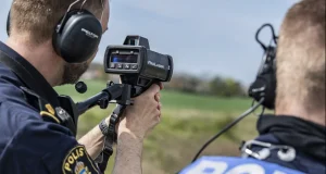 Полицейские в свободное от работы время разогнались до 280 км/ч — их поймали во время дорожного контроля превышении скорости