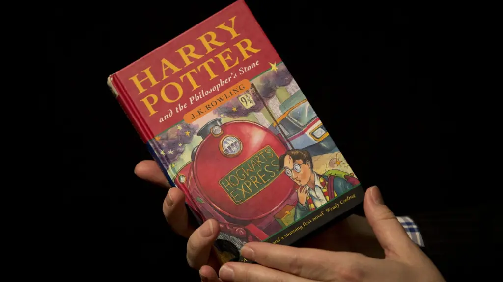 https://www.sverigesradio.se/artikel/bortglomd-harry-potter-bok-sald-for-rekordpris