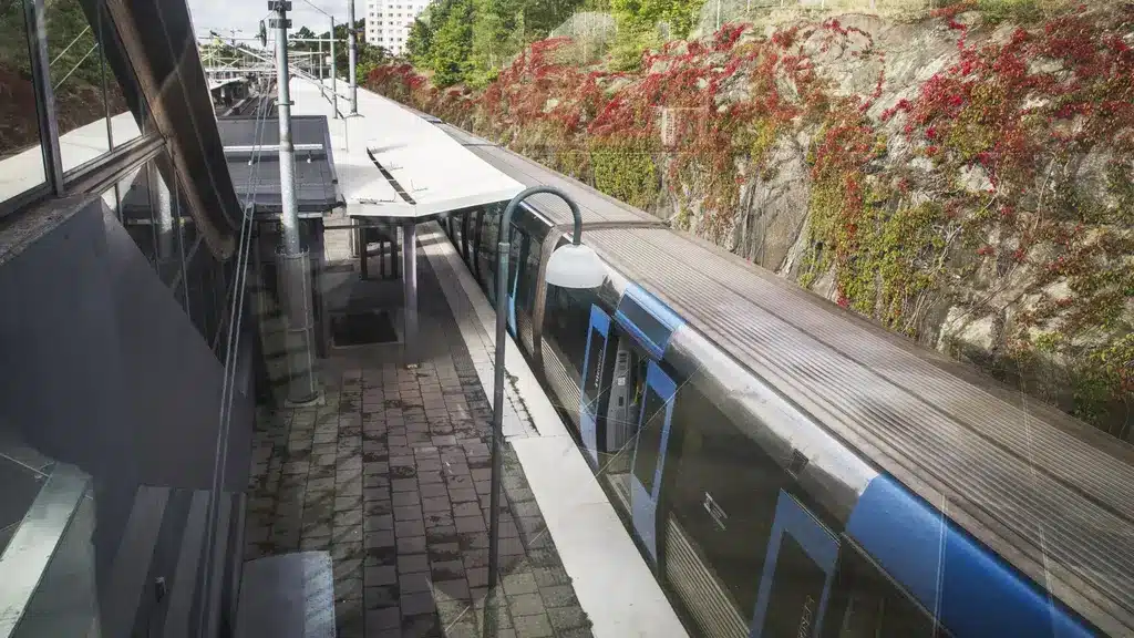 на железной дороге и в метро
