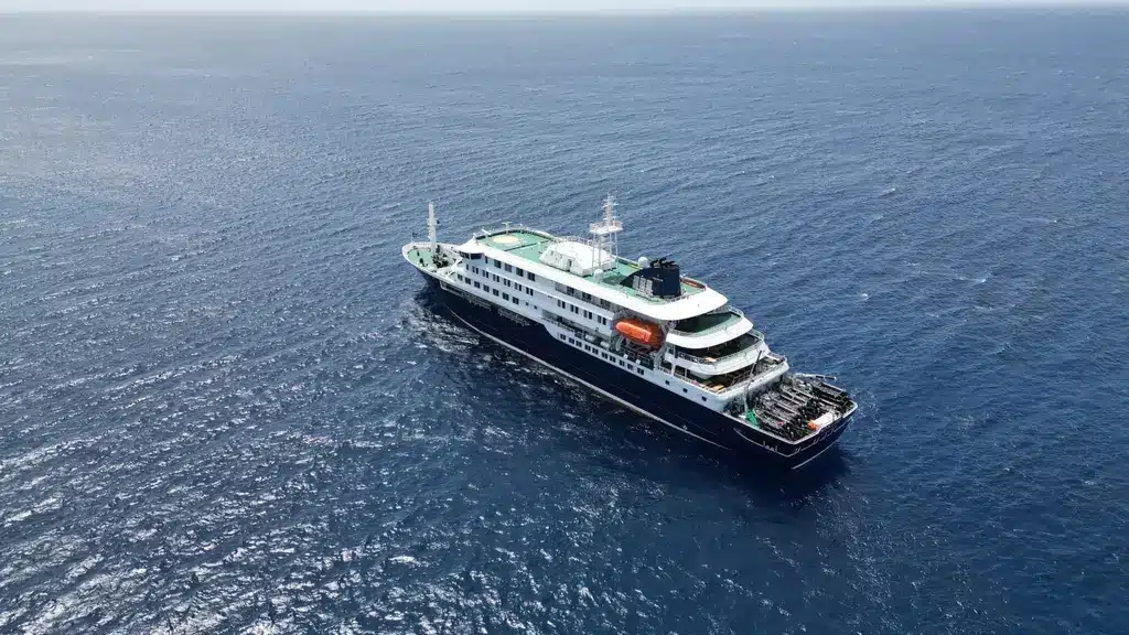 Круизное судно M/V Hondius