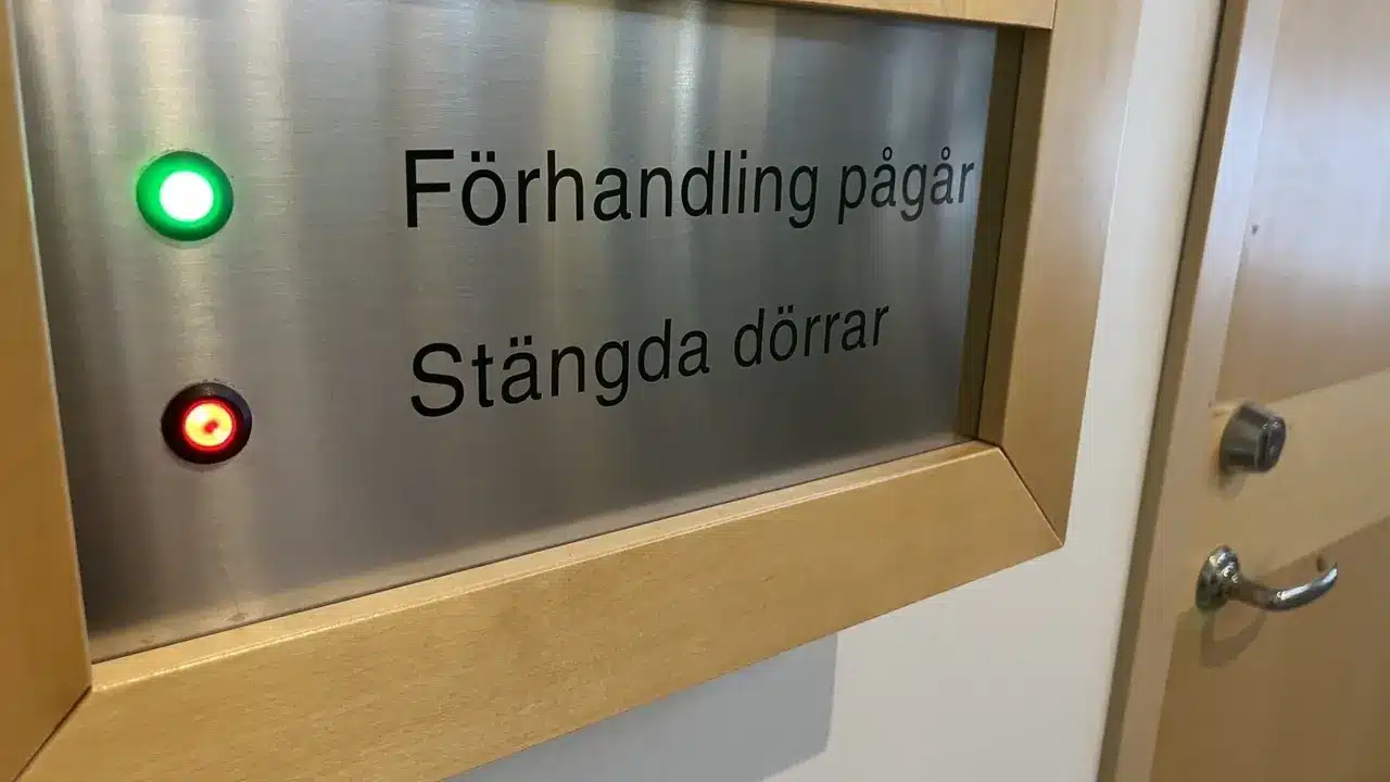голоса призывали её напасть