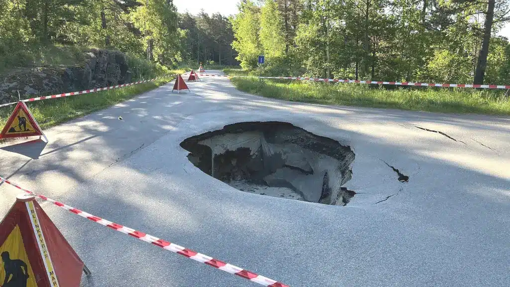 Большая воронка в жилом районе